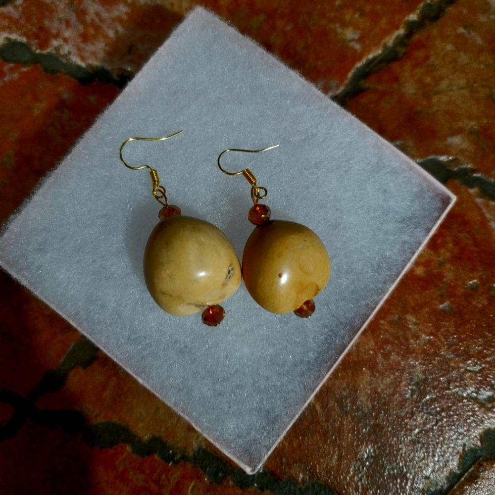 HAWAII  COAST OF NAPILI SHELL BEAD SWAROVSKI ACCENT DROPDANGLE PIERCED EARRINGS